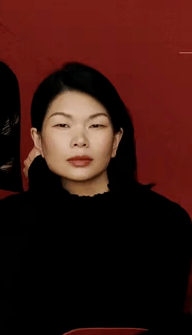 设计 冠军杨倩厉害了！跟超模吕燕合体拍大片一点不输，穿一身黑好高级