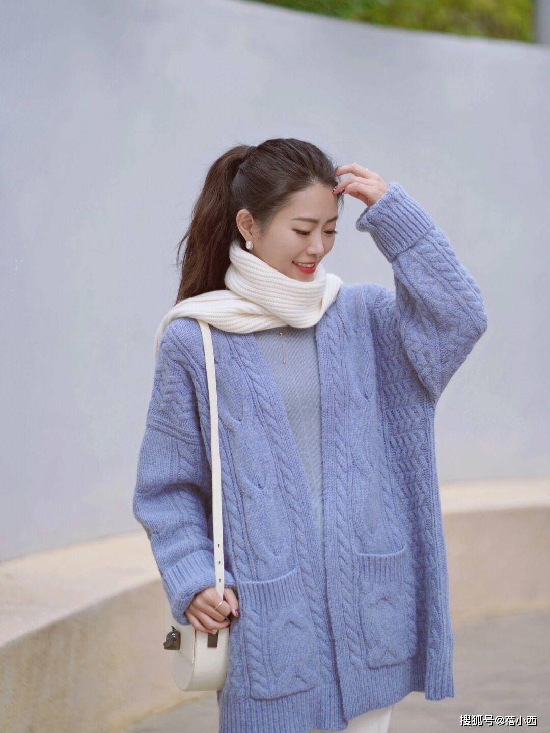 驼色 奔三奔四的女人会穿“毛衣”更时尚，搭配思路总结好了，值得借鉴