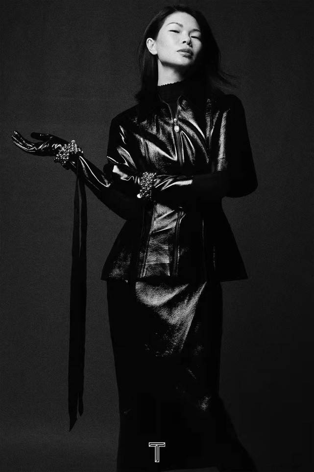 设计 冠军杨倩厉害了！跟超模吕燕合体拍大片一点不输，穿一身黑好高级