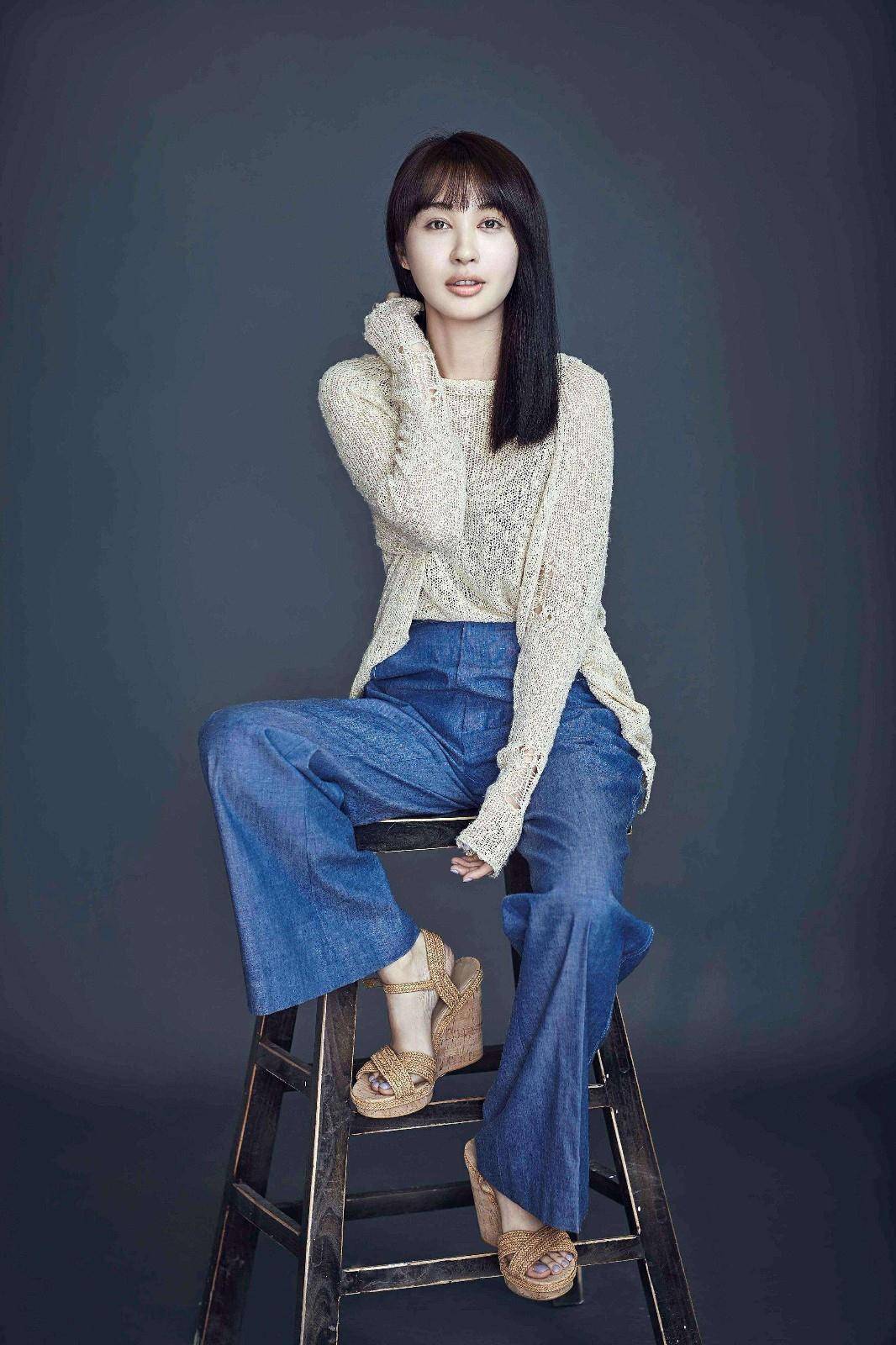 黑色 她是黄晓明前女友,穿衬衣百褶裙配小皮鞋,瞬间美成16岁高中生