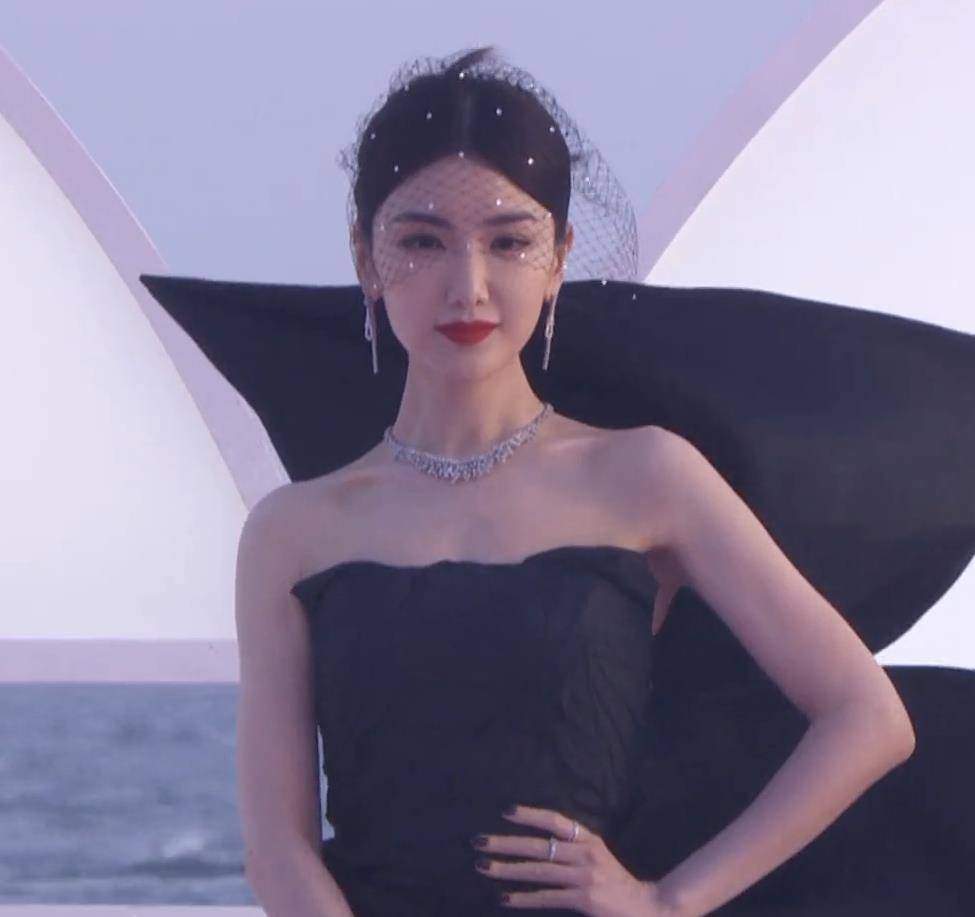 仙女GQ年度最美红毯:热巴雀斑妆出战,baby仙女棒接招,金晨红气逼人