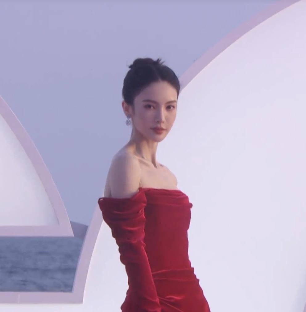 仙女GQ年度最美红毯:热巴雀斑妆出战,baby仙女棒接招,金晨红气逼人