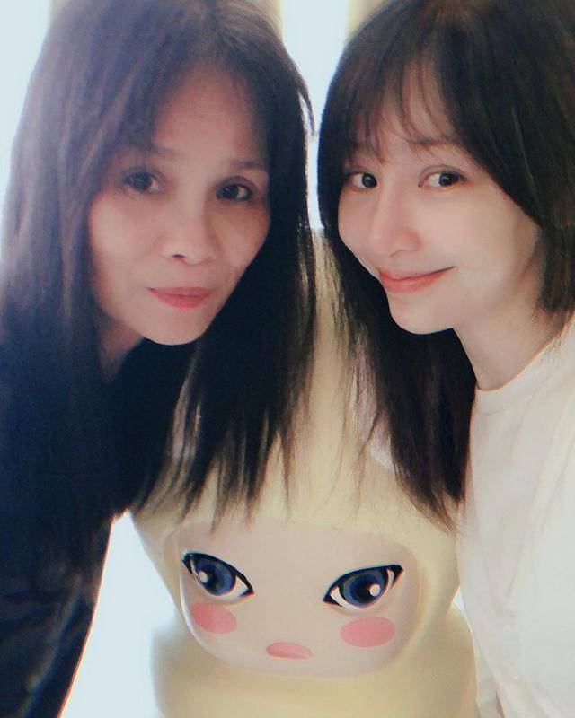 长发|王心凌母女郊游,白毛衣配丸子头显俏皮,王妈妈长发披肩有女神范