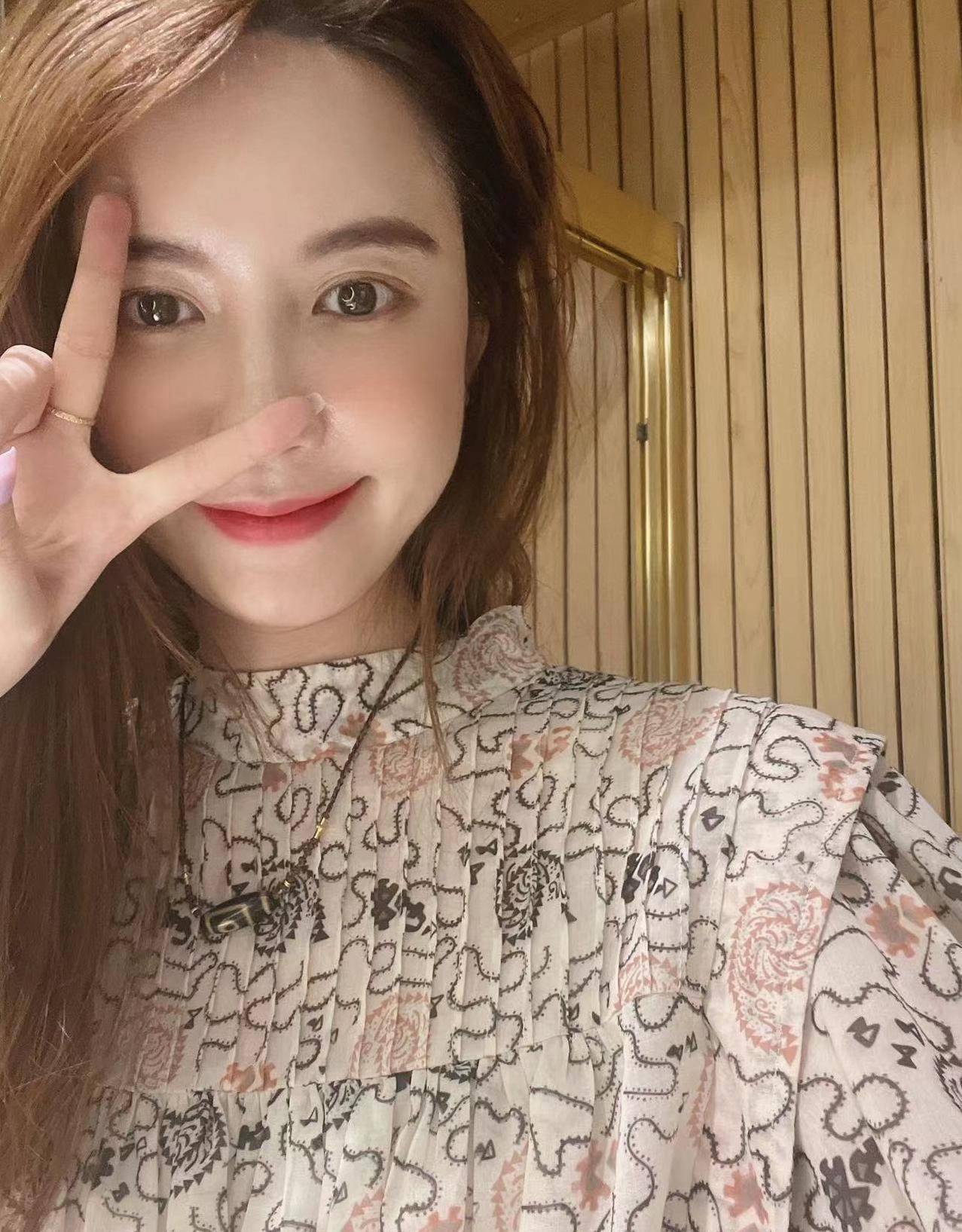 网红张大奕晒自拍与护肤品图片背景出现疑似一只男性脚曾与蒋凡传绯闻