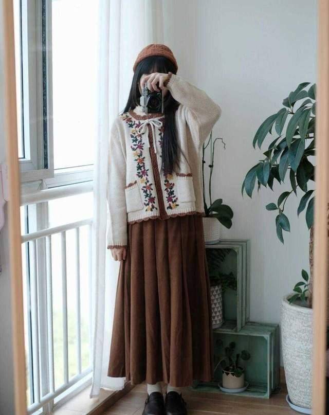 的优点 如何穿出精致小女生，毛衣+半身裙时髦又保暖？6款推荐可示例照搬