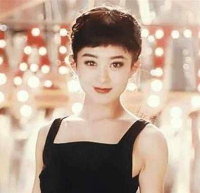赫本女明星的赫本造型：baby精致，赵丽颖呆萌，而她模仿出了赫本精髓