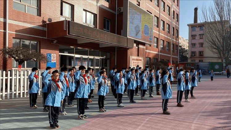 张家口市桥东区回民小学:升旗仪式燃激情 养成教育护成长