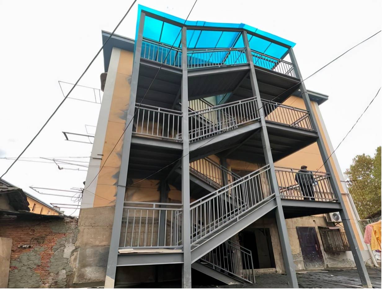 拆违"附送"消防楼梯老旧筒子楼消除安全隐患_青山镇
