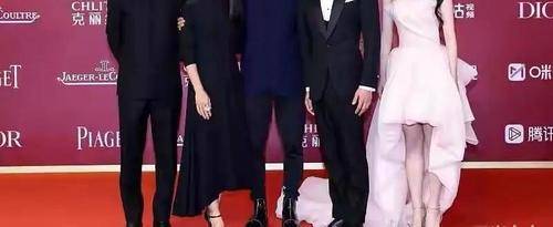 方法 张艺谋长女越来越美，穿黑色长裙优雅迷人，同框老爸气场丝毫不输