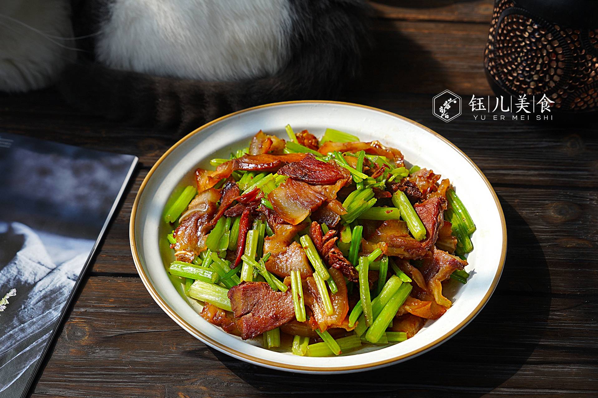 入冬后,给家人多吃这肉,和芹菜简单一炒,香味扑鼻,馋到流口水_回锅肉