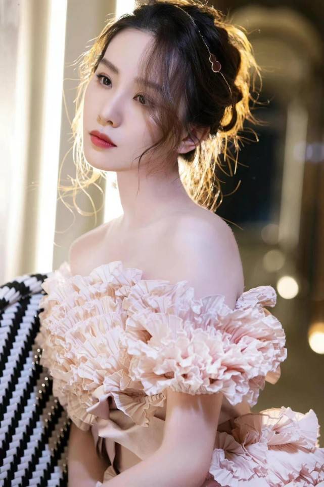 东方 刘诗诗不愧是东方美人代表！国风项链做头饰，穿浅粉裙美成牡丹花