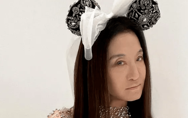 黑色 72岁王薇薇用力过猛！穿挂脖裙卖萌秀模特身材，涂裸色口红没精神