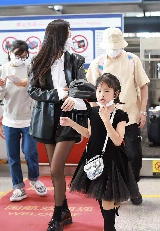 职业 包贝尔一家三口罕露面，娇妻职业装配黑丝太会了，女儿被嘴巴拖累！