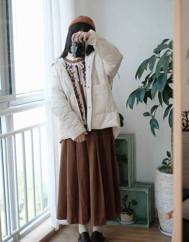 的优点 如何穿出精致小女生，毛衣+半身裙时髦又保暖？6款推荐可示例照搬