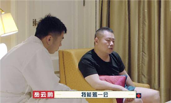 兄弟|岳云鹏入行首次捧哏，助孟鹤堂当选新队长，兄弟情深暖心安慰烧饼