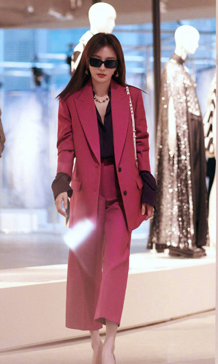 西装 秦岚真是一位“潮姐”，穿土味西装搭配衬衫，都秀出了性感身姿