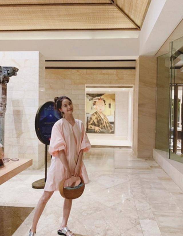 远景 林允儿度假私照大公开！素颜也依然出众，她是真的好适合丸子头