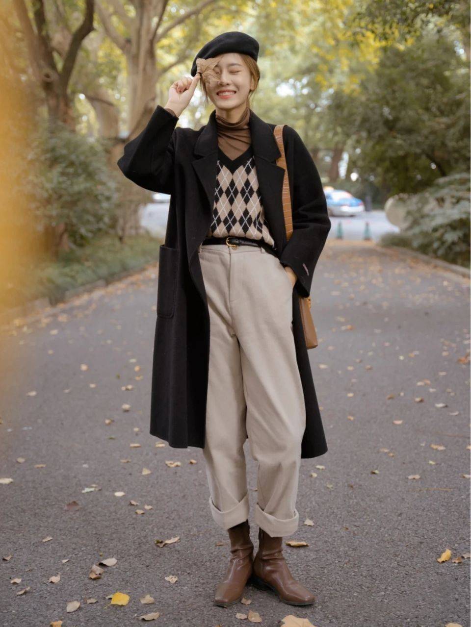 层次 今年，突然火了一种搭配：“大衣+高领衫”！看着时髦穿着还保暖