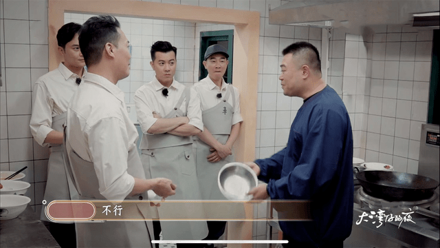 因为|自认有社交恐惧症的陈小春，当谢天华被挑剔时，瞬间变社交达人