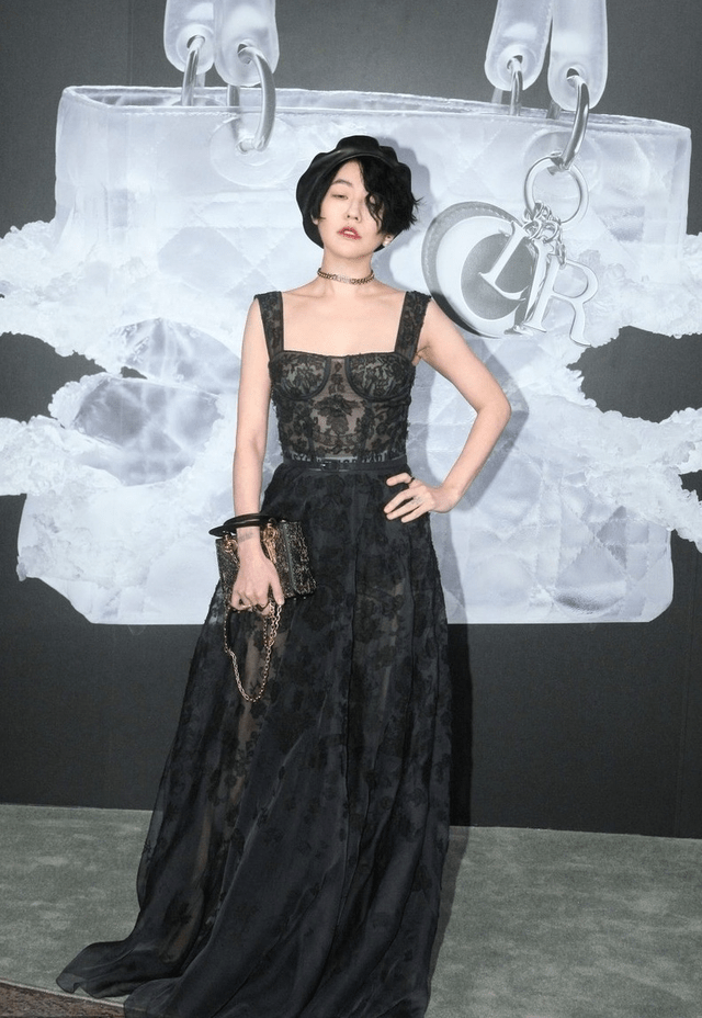 设计 小S难得正经美一回！穿黑色蕾丝连衣裙浪漫精致，眼神迷离太撩人