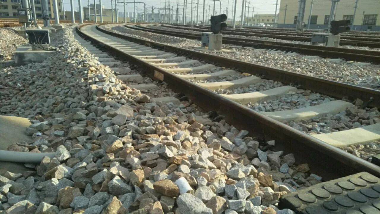 为啥火车轨道下面要铺,高铁轨道上却不用_道砟