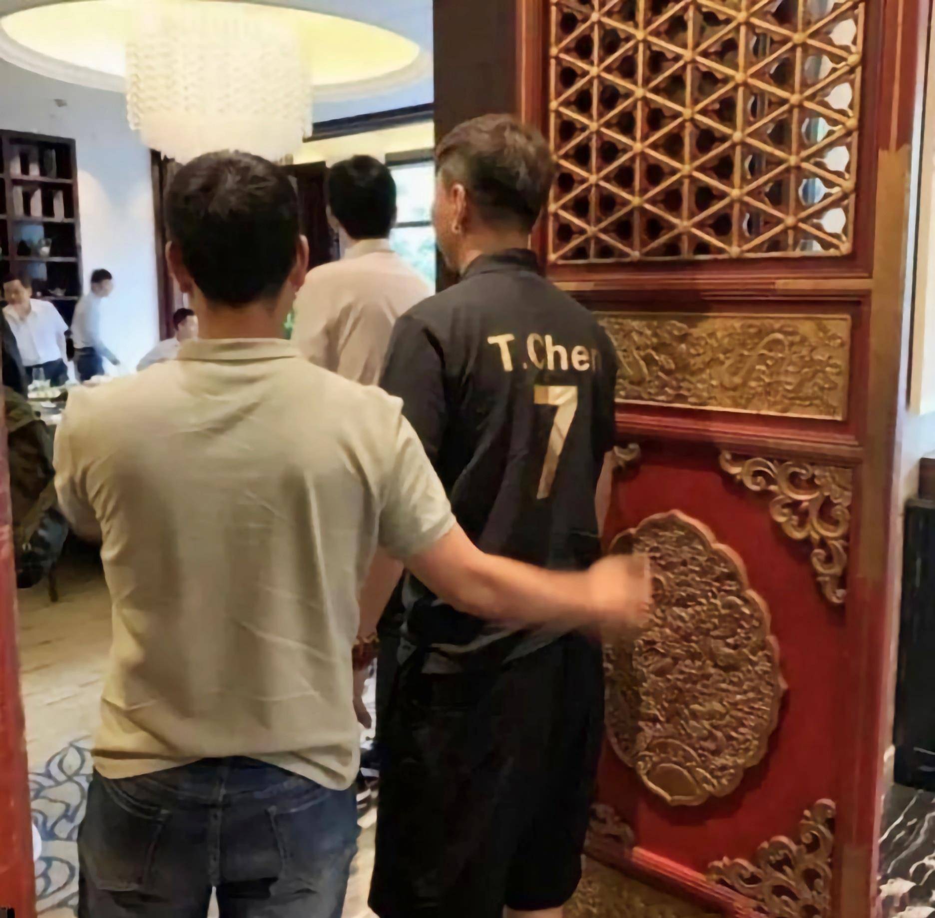 身材 44岁陈羽凡近照曝光，油腻发福变颓废大叔，却仍稳居C位受关注