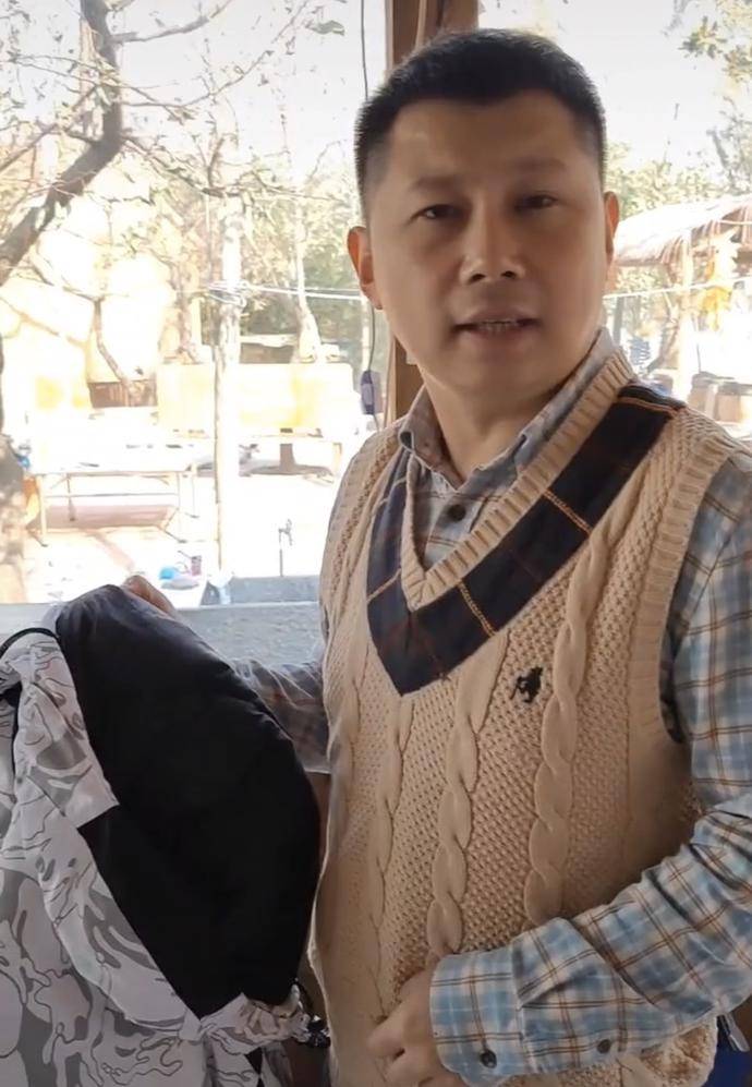 原创何云伟现身农家乐,美女自顾玩手机完全不搭理,店老板遭网友唱衰