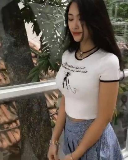 网络“南瓜腿”小姐姐火了，腿虽粗但腿型完美，看到正脸着实惊艳一把