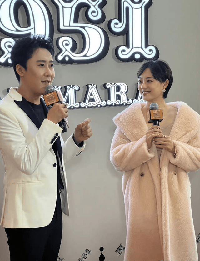 低胸装 孙俪线下站台，穿低胸装搭配突兀，生图曝光肤色暗沉脸比路人还胖