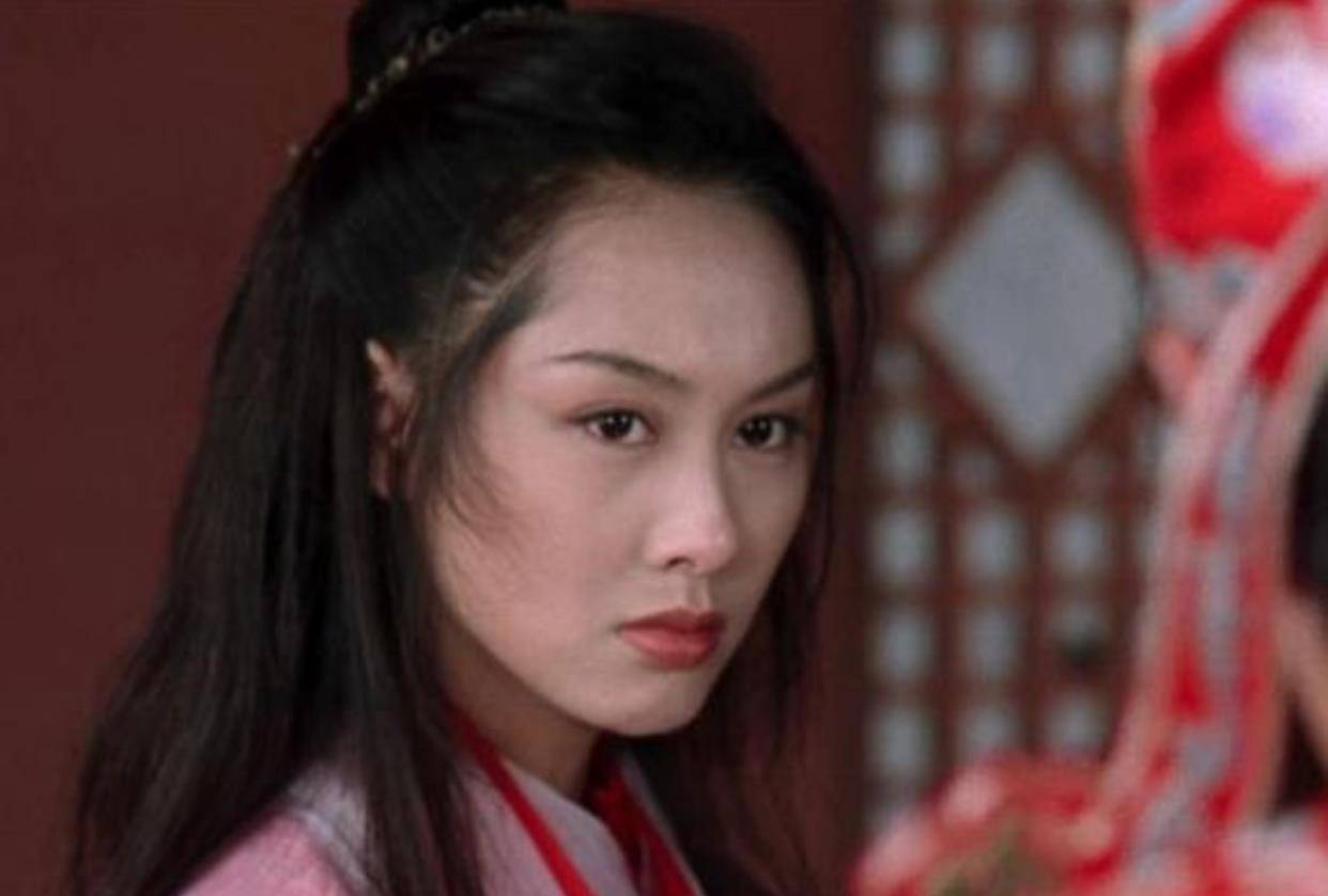 下巴一笑遮百丑？露出笑容后，谁还会注意黎姿的短下巴和朱茵的黑黄皮
