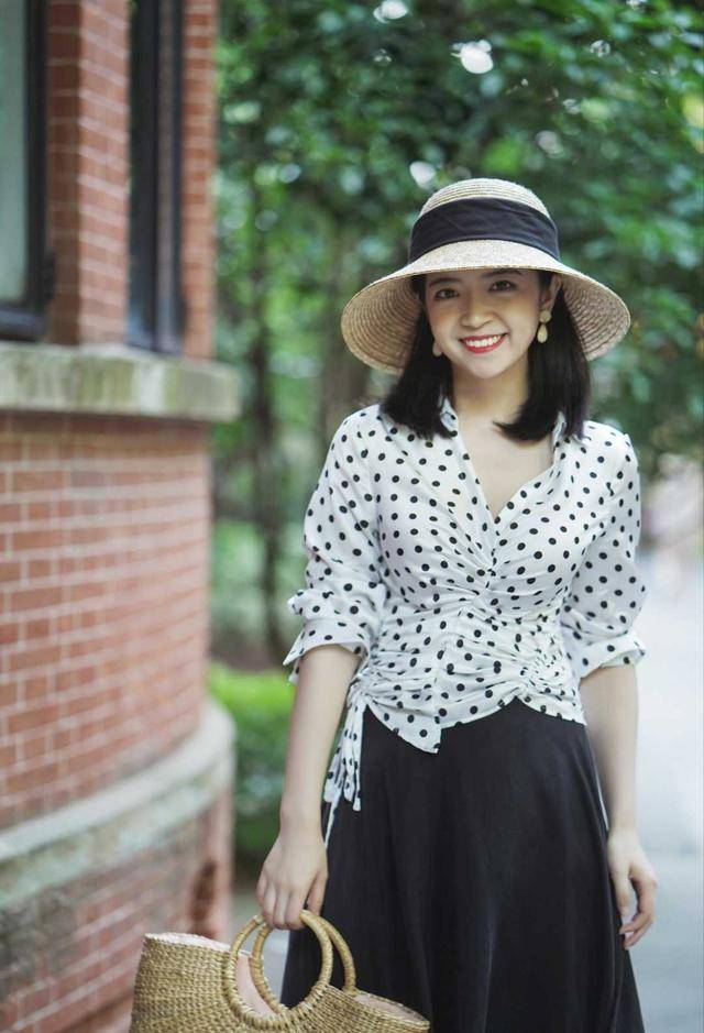 三木 三木和母亲穿衣“全网最好看”，衬衫搭配牛仔裤，母女秒变姐妹花