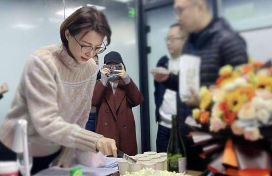 菜园|董卿私下工作状态罕曝光!手捂暖水袋众人跟随,现身菜园超接地气