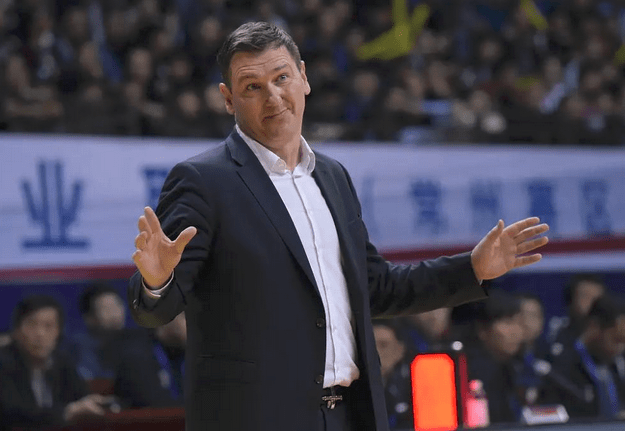 断崖|CBA第4位下课的主教练？3胜10负战绩断崖式下滑，周老板很不高兴
