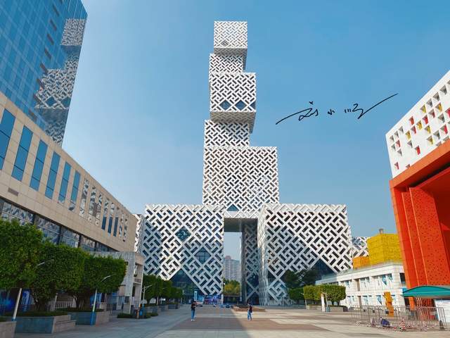 原创广东佛山新城的地标建筑,有人觉得设计很特别,也有人吐槽说太丑
