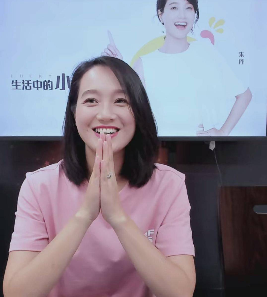 网友|39岁朱丹诞下二胎，丈夫周一围不知踪影，疑缺席待产与美女搭戏