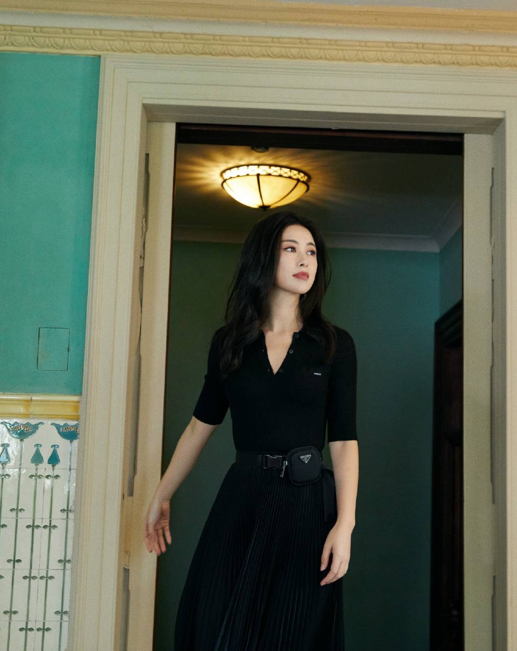 朱珠 港风美人朱珠天生好气质,吊带内搭高领衫身材姣好