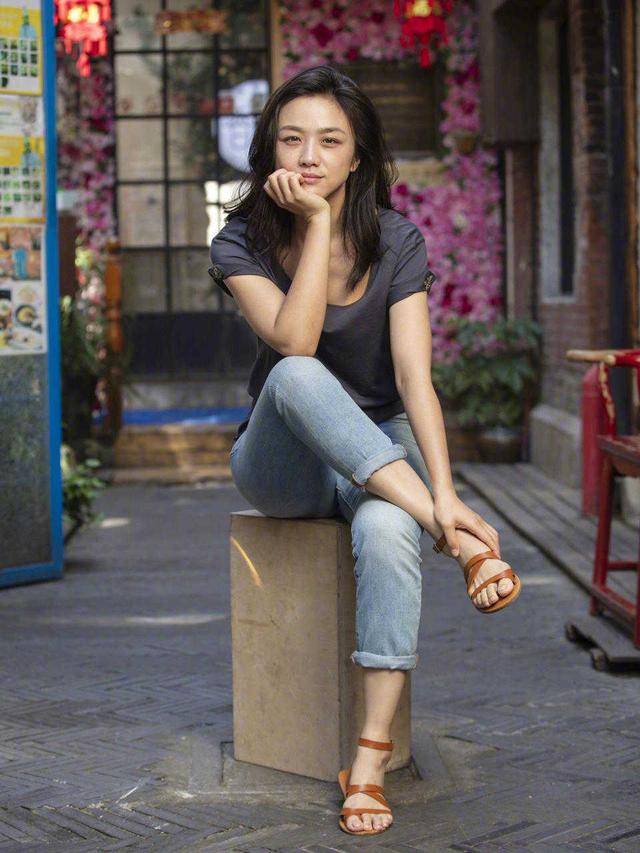 汤唯 汤唯高颜值任性，基础款T恤搭配牛仔裤高级精致迷人，超好看