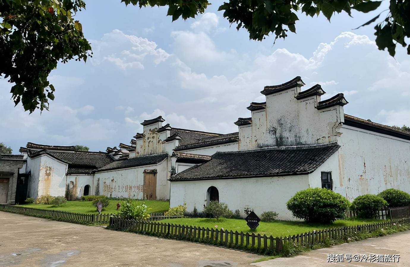 延慶寺塔延慶寺塔見證了古鎮的悠悠歲月,從塔身構造到木構出簷都沒有