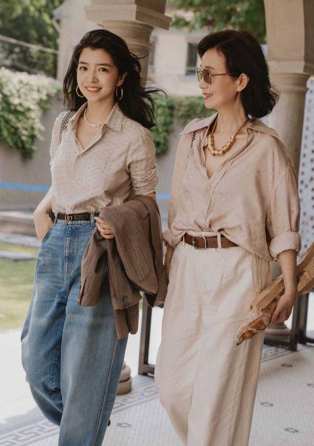 三木 三木和母亲穿衣“全网最好看”，衬衫搭配牛仔裤，母女秒变姐妹花