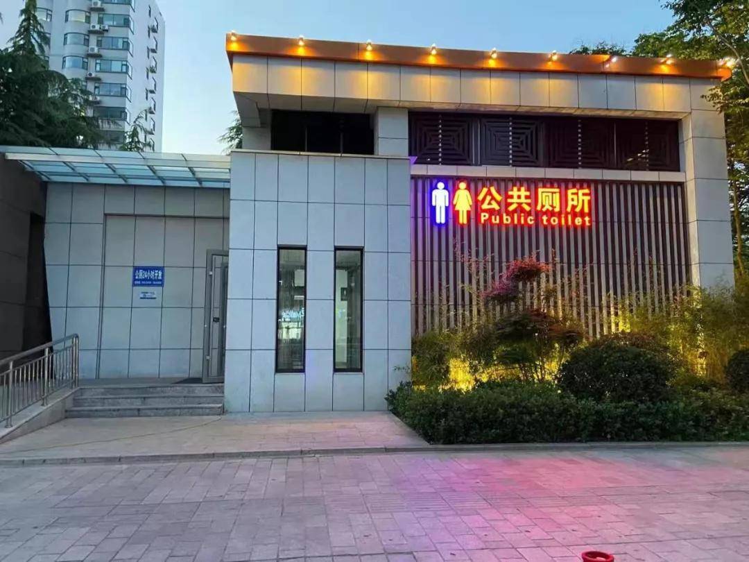 一厕一景观,一厕多功能"理念,各区(开发区)在公厕建设中广泛融入现代