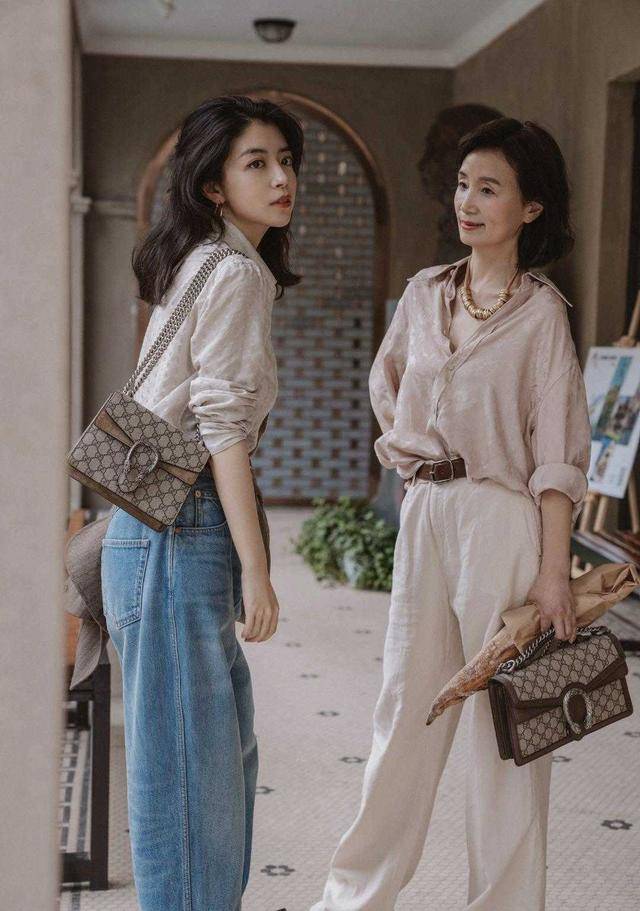三木 三木和母亲穿衣“全网最好看”，衬衫搭配牛仔裤，母女秒变姐妹花