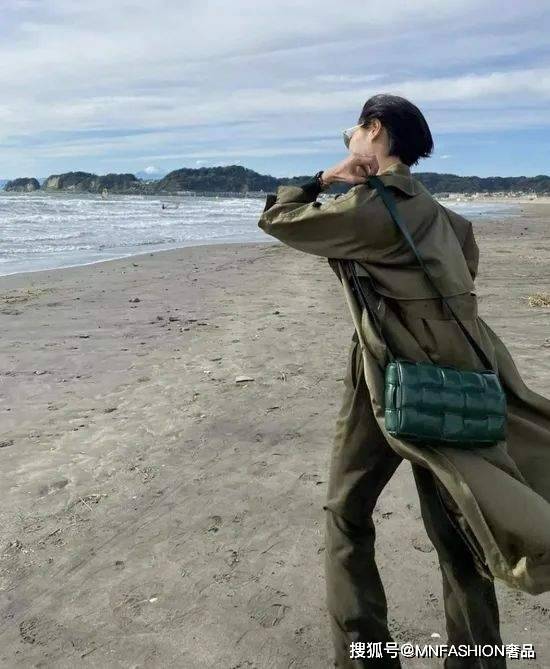 Maison 时尚 | 冬季最出彩的单品，非这只枕头包莫属