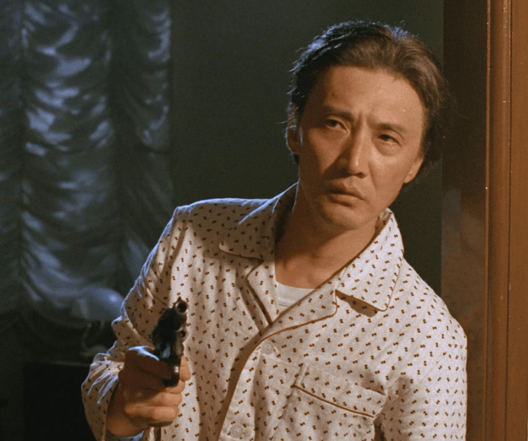 石天虽然有意静悄悄地离开,但众人还是没办法坦然面