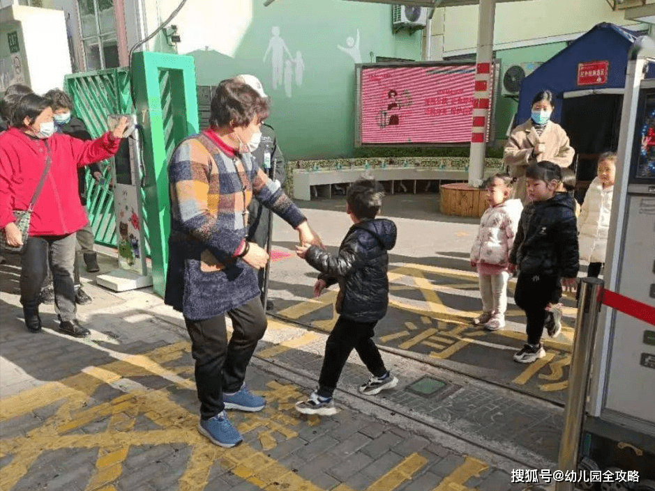 马路|幼儿园刷脸接娃，家长等得心累，老师忙得心累，网友：有必要吗？