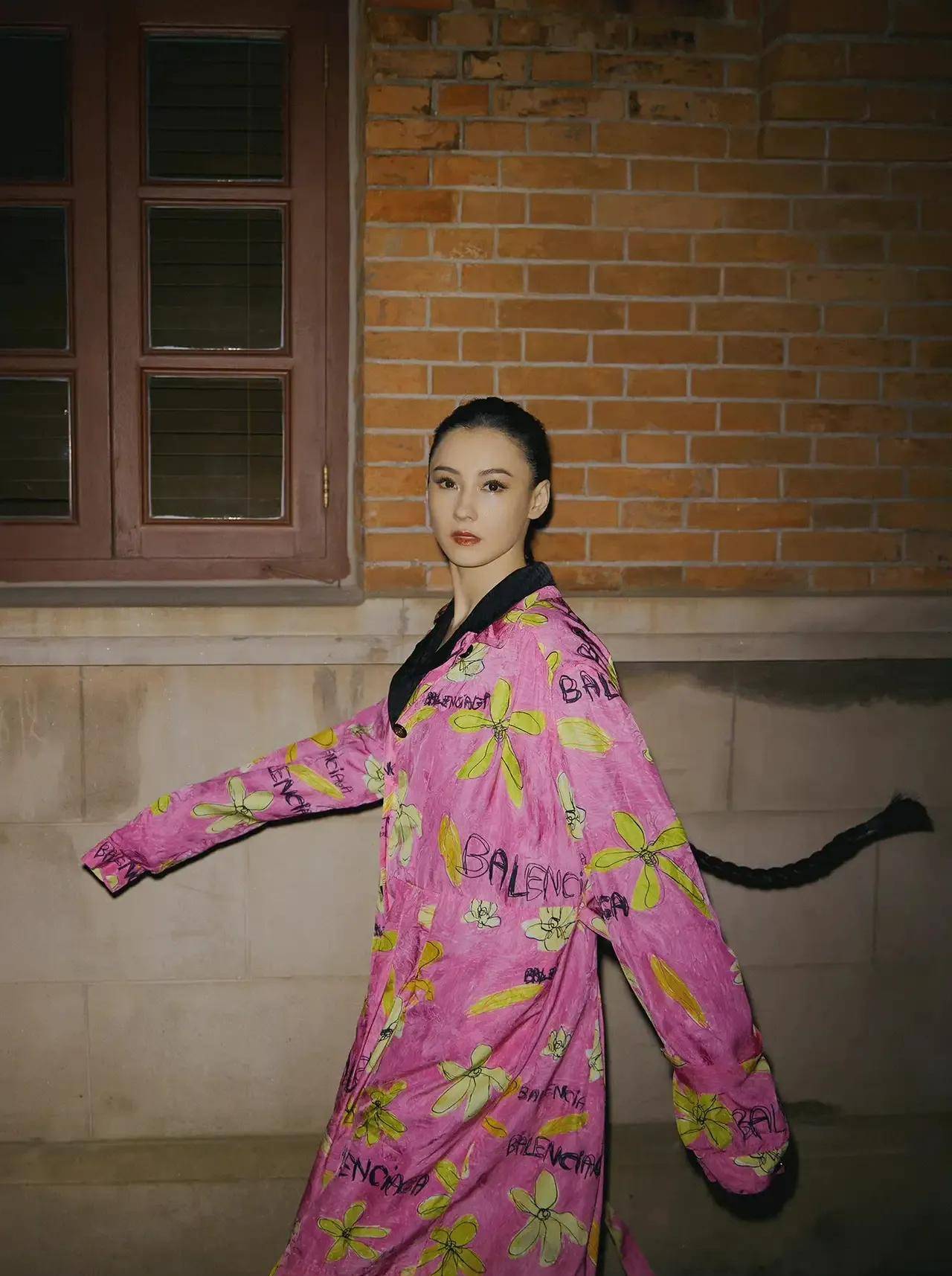 活动 哪有什么不老女神！张柏芝生图太老了，戚薇脸垮刘雯爆炸头没法看