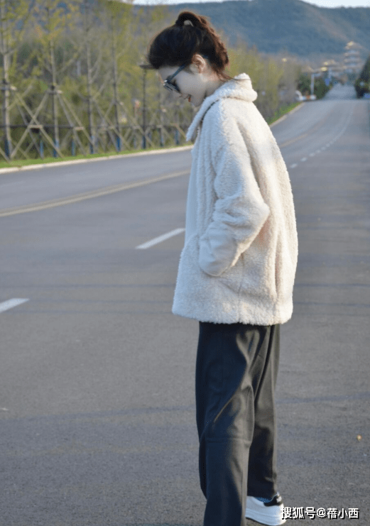 魅力 穿衣有品味的女人,都会选择毛茸茸的外套,这么打扮太高级了!