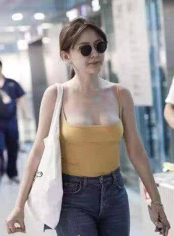 衣领 秀锁骨美腿却被指衣领拉太低？热依扎之后她是第二个