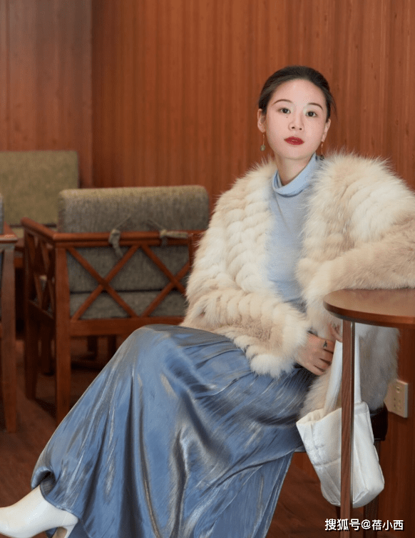 魅力 穿衣有品味的女人，都会选择毛茸茸的外套，这么打扮太高级了！