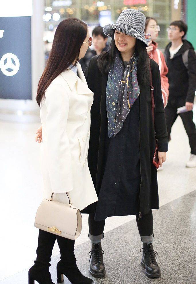 大衣咏梅走机场被拍，穿九分牛仔裤搭厚袜，51岁比年轻人打扮还时髦！