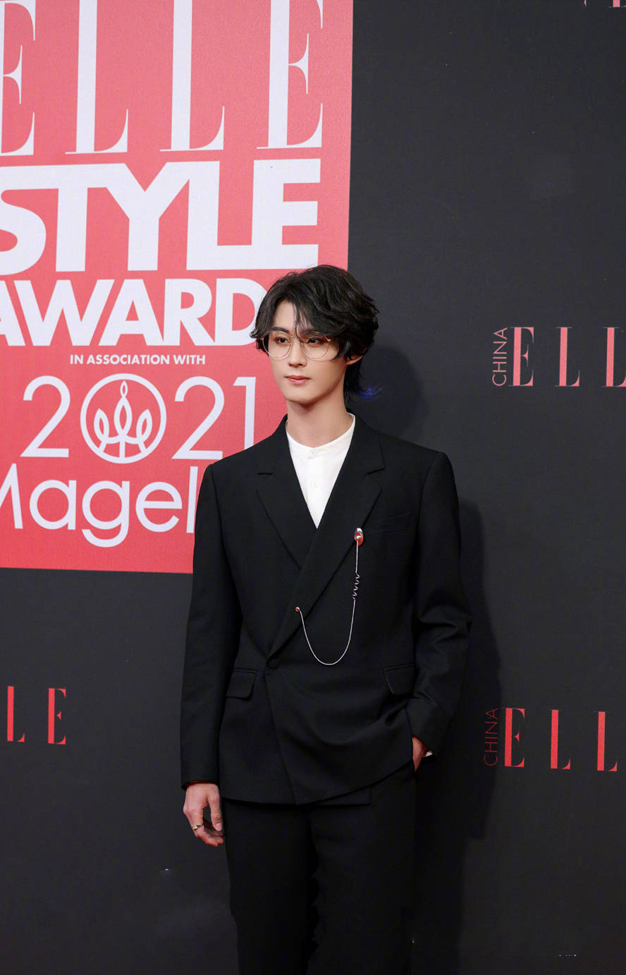 时装 75位明星的ELLE时装造型,王源、热巴,关晓彤,身心造型惹人爱